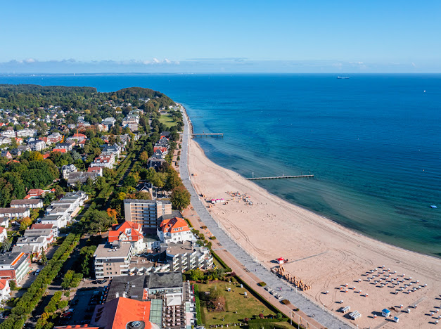 Luftbild der Travemünder Strandpromenade und Ostsee