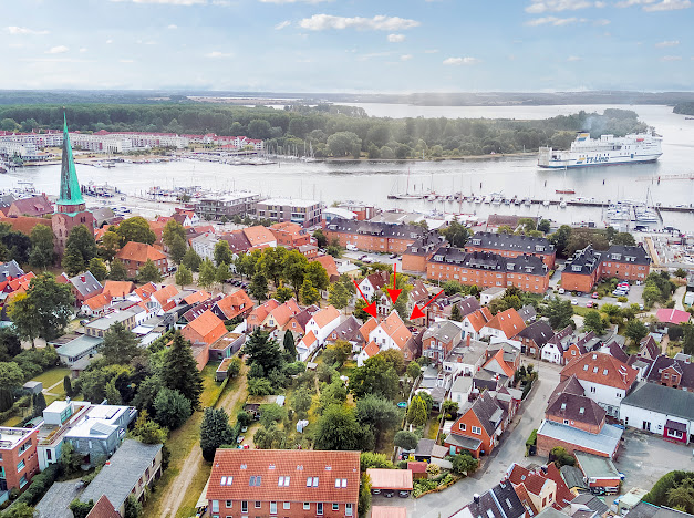 Luftbild von Travemünde mit Hotel Lili Marleen und Trave