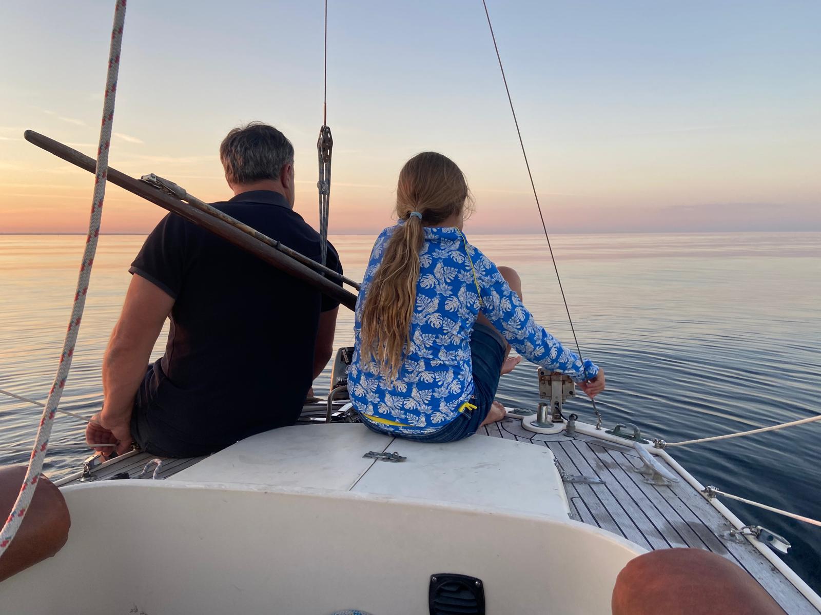 Segeltörn auf der Ostsee im Sonnenuntergang