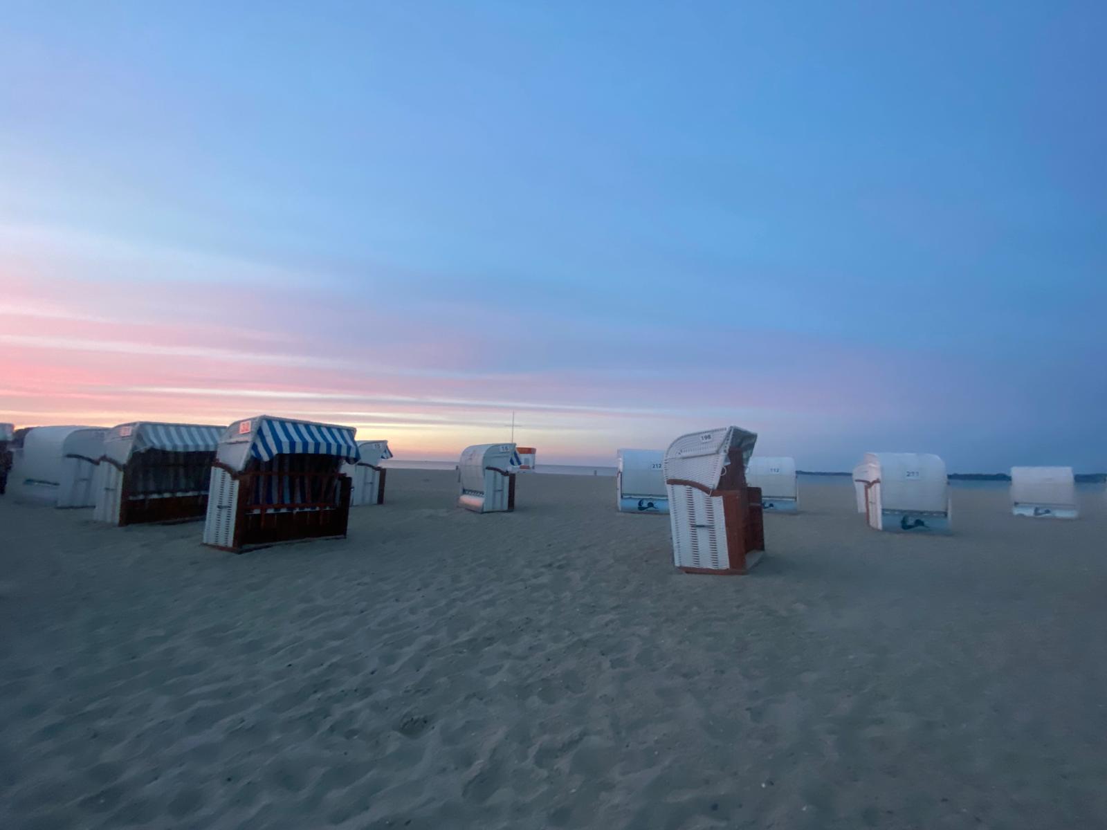 Strandkörbe am Travemünder Strand in der Abenddämmerung