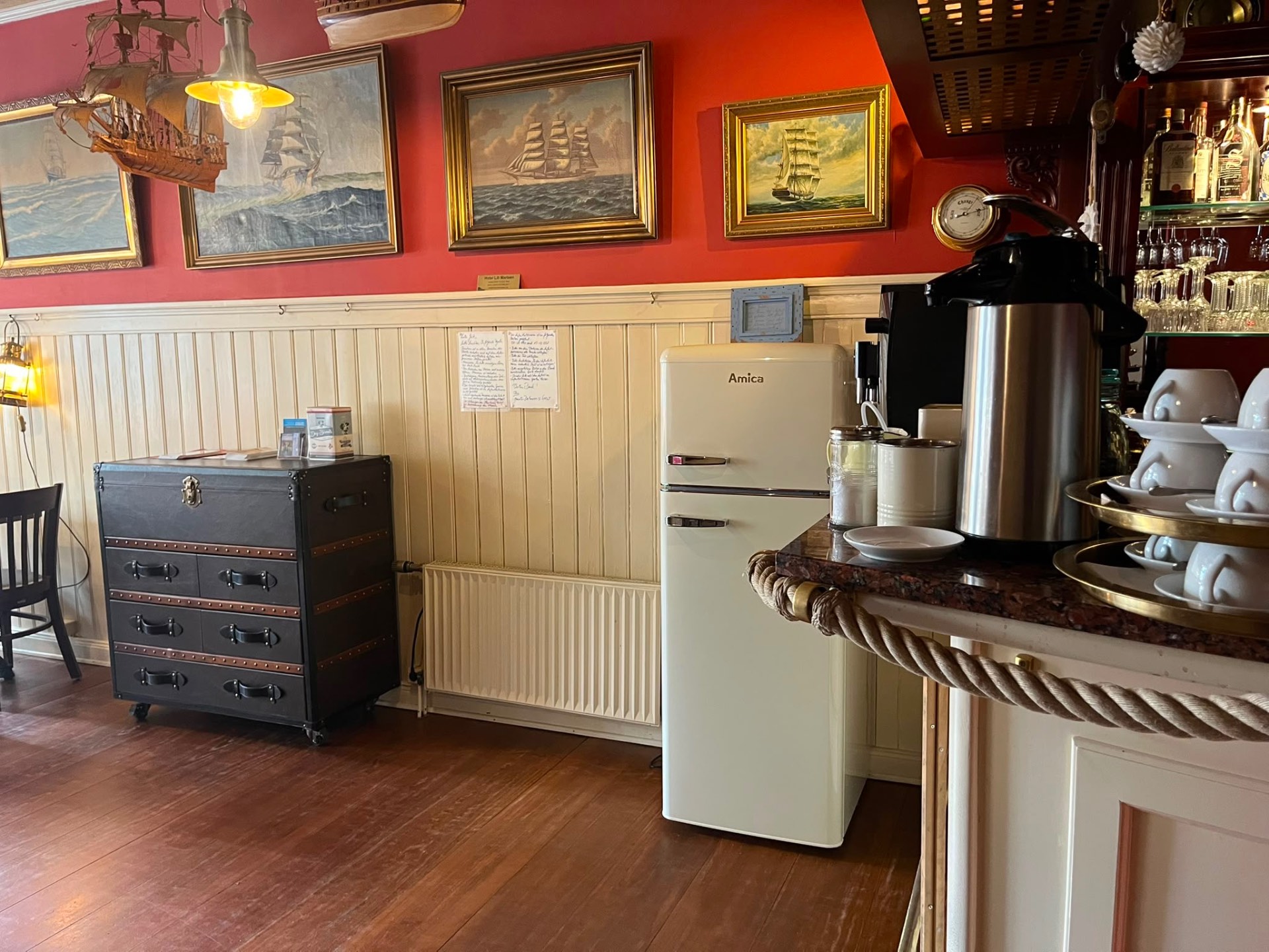 Maritime Lounge mit gemütlichen Frühstückstischen