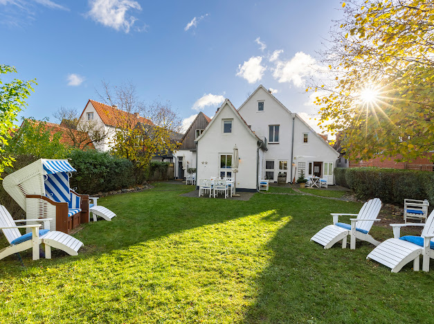 Hotelgarten mit Strandkorb und Adirondack-Stühlen